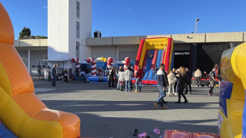 installation de plusieurs jeux gonflables et jeux de Kermesse pour les pompiers d’Antibes.