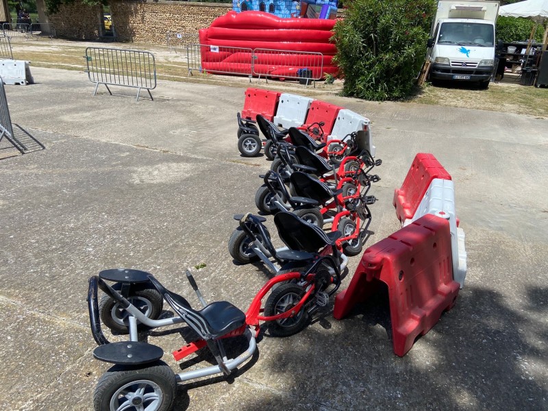 Prestation animation festive pour la ville avec kartings à pédales, jeux gonflables et jeux en bois près de Cavaillon Vaucluse