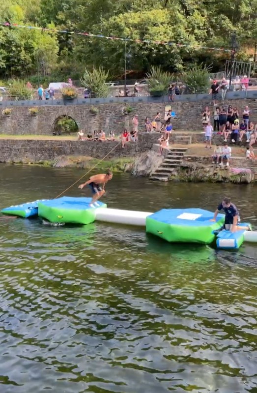 Installation de modules gonflables aquatiques pour un évènement au sein d'un village près de Aix en Provence